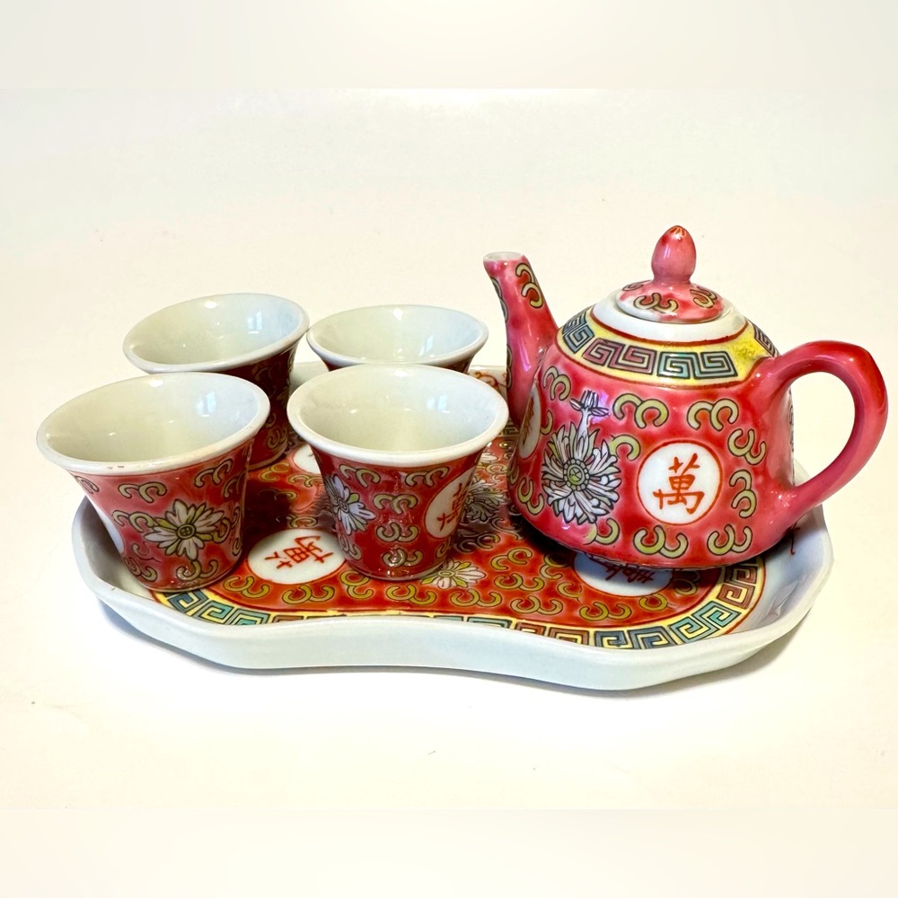 Mun Shou Tea Set